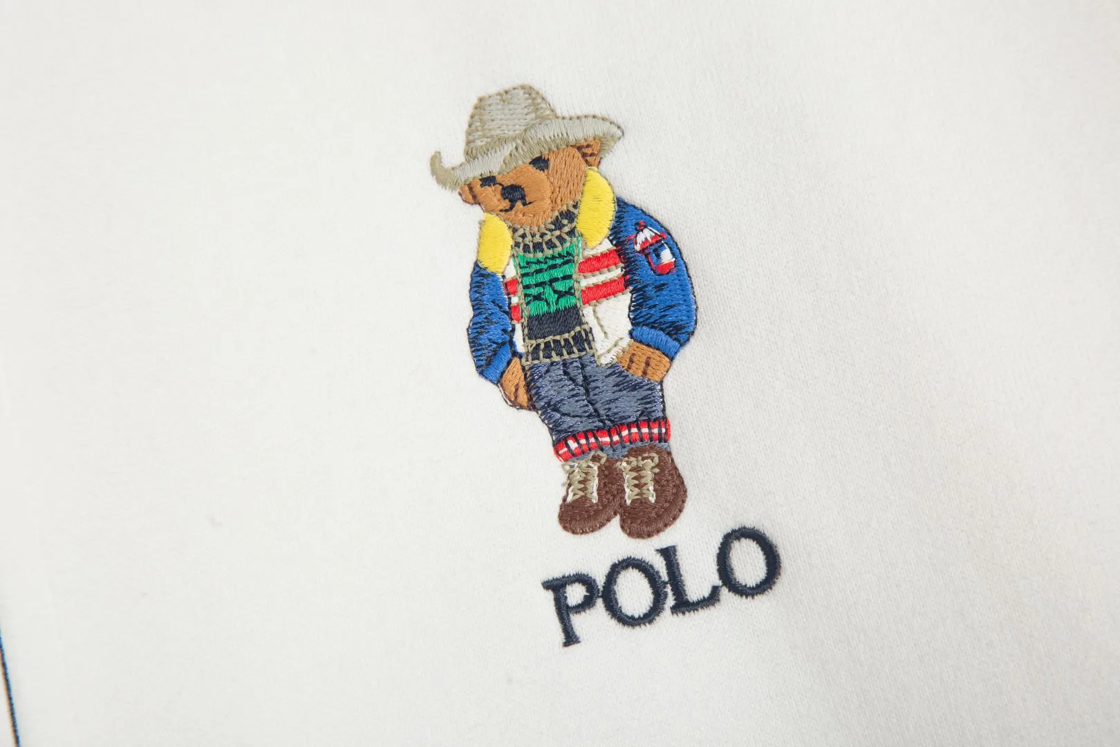 P270 White background picture [Popular item] Style number: 25104# Color: Navy blue/hemp gray/white Size: S to XL - Ralph Lauren/Ralph Lauren 2025AW Autumn and Winter bear series stacked topstitch design plaid lining hooded cardigan zipper sweatshirt - original workmanship consistent professional four-needle six-thread topstitch design✅ - face 370g double-sided cotton heavyweight fabric Contrast color yarn-dyed plaid inside ✅| - Highly restored customized brand zipper 0.8 pure cotton high-density hook and loop bonnet ✅ - RL limited design style Colorful bear logo precision embroidery Bright color contrasting plaid hood inside The upper body is colorful and distinguishes the classic style. Both men and women can easily control it. Simple and clean, versatile and can go wrong. Exposed topstitch 0.8 cm retro primary color hook and loop drawstring. Every detail is perfect.